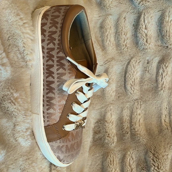 NWOT Michael Kors Girls Size 3 Tan/Gold Logo Sneaker - Picture 5 of 5